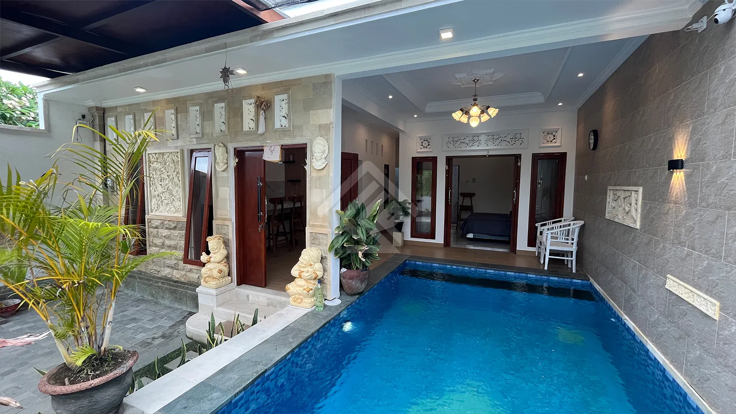 Rumah Dengan Kolam Renang di Kawasan Panji Anom